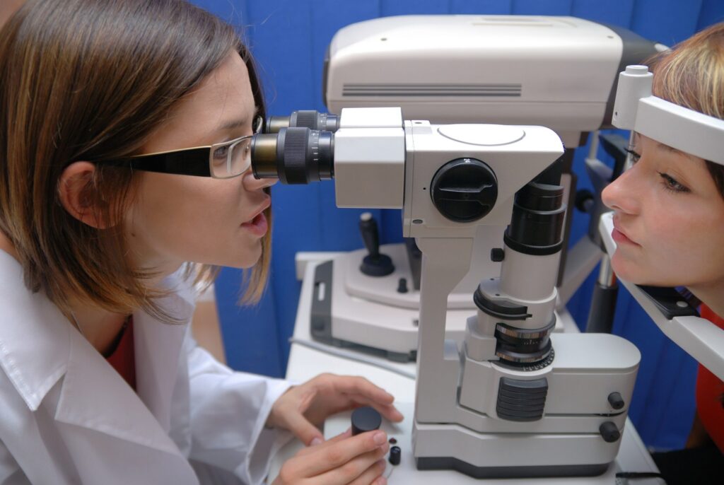 A consulta com o oftalmologista é importante para prevenir doenças graves que podem ser assintomáticas