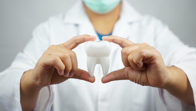 Como aliviar a dor de dente quebrado?
