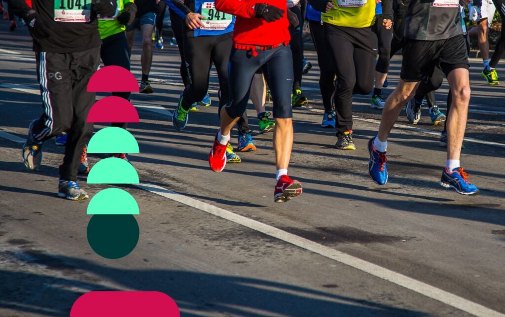 grupo de pessoas praticando corrida