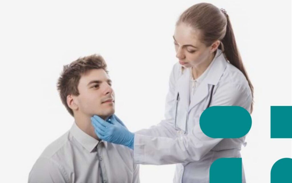 médica analisa a garganta de paciente