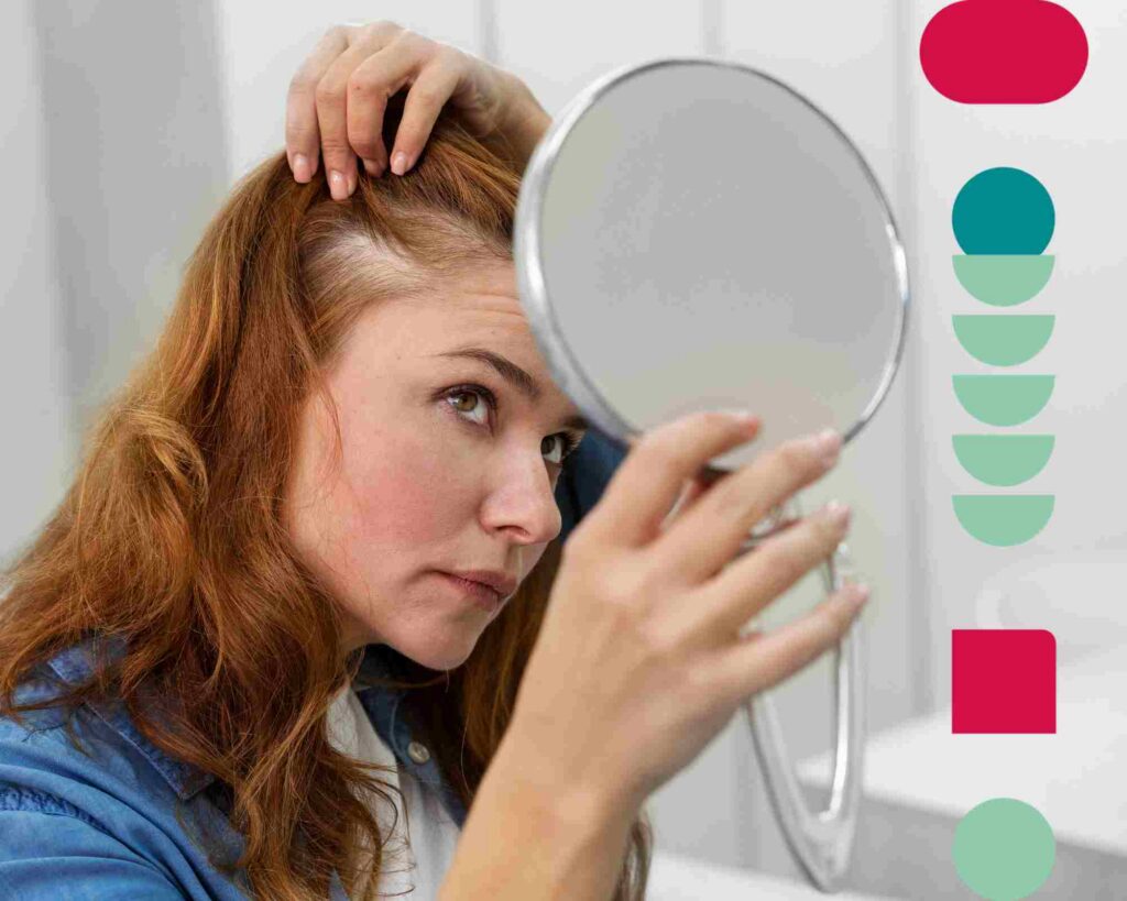 Mulher olhando no espelho a queda de cabelo