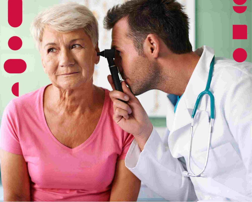 Médico examinando ouvido da paciente para evitar dor de ouvido